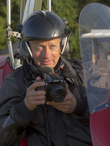Fotograf im roten Gyrocopter bei Flugtag in Neumünster