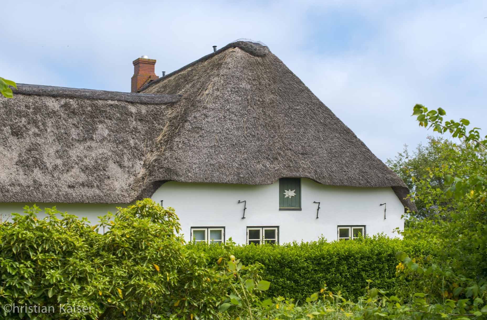 Reeth- oder Schilfgedecktes Bauernhaus auf Amrum. Old Farmhouse in Nebel