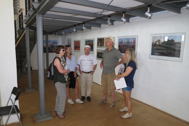 Christian Kaiser im Gespräch mit Besuchern in der Ausstellung Statdt, Land, Fluss im Blick...
