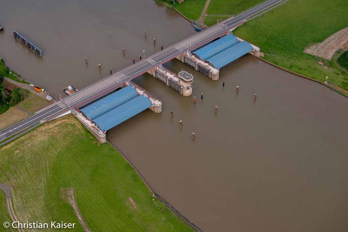 Schraegaufsicht Blick auf das Stoer-Sperrwerk, mit zwei Flutschutztoren, Stör, Nebenfluus der Elbe