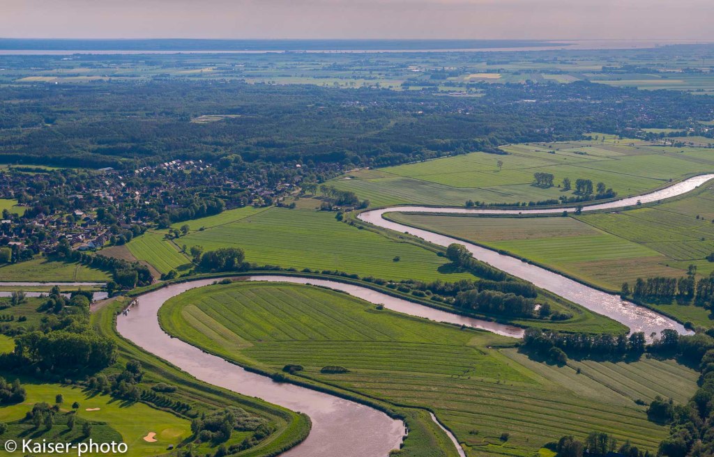 Blick aus dem Flugzeug auf die Stör die sich durch die Wiesen windet. Meandere in the Stoer river.