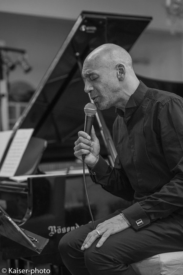 Konzert in der Alten Druckerei mit Sänger Kenneth Norris und Buggy Braune Trio. Kenneth Norris singing with Buggy Braune Trio in Concert. Kenneth Norris US-Sänger im Konzert der Alten Druckerei